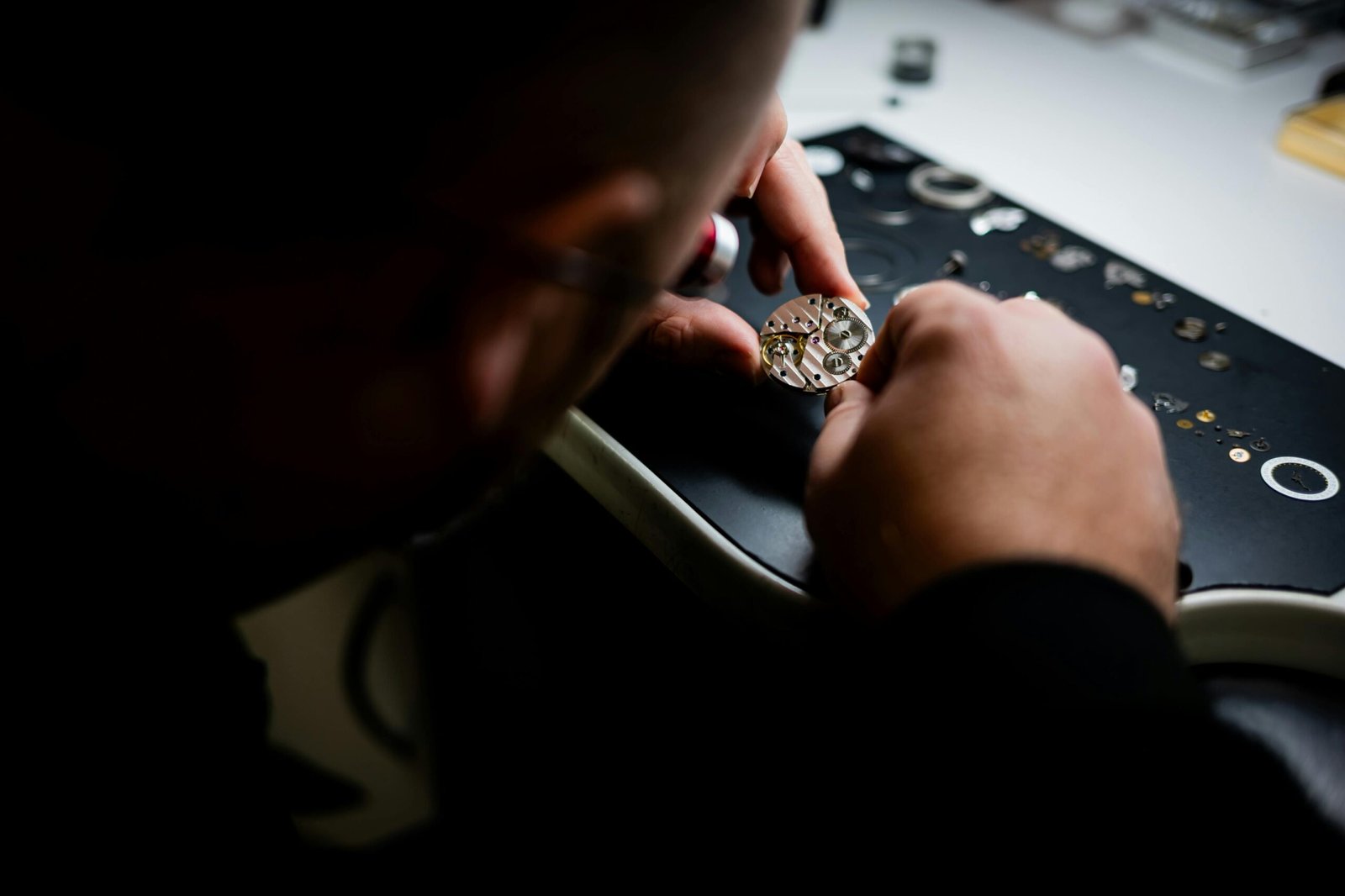 Horloger qui réalise une révision