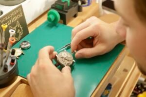 Horloger manipulant un mouvement mécanique Unitas 6497