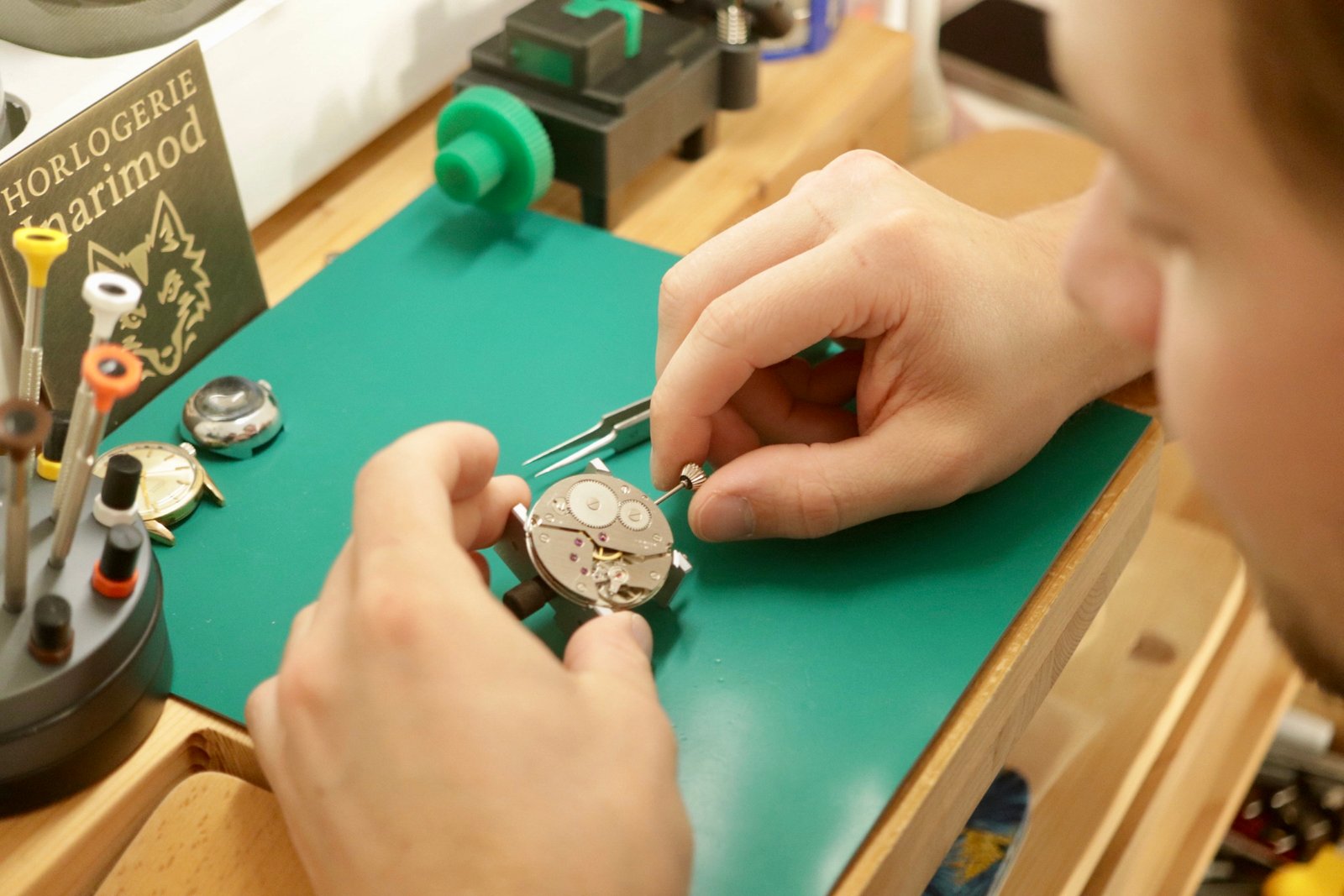 Horloger manipulant un mouvement mécanique Unitas 6497