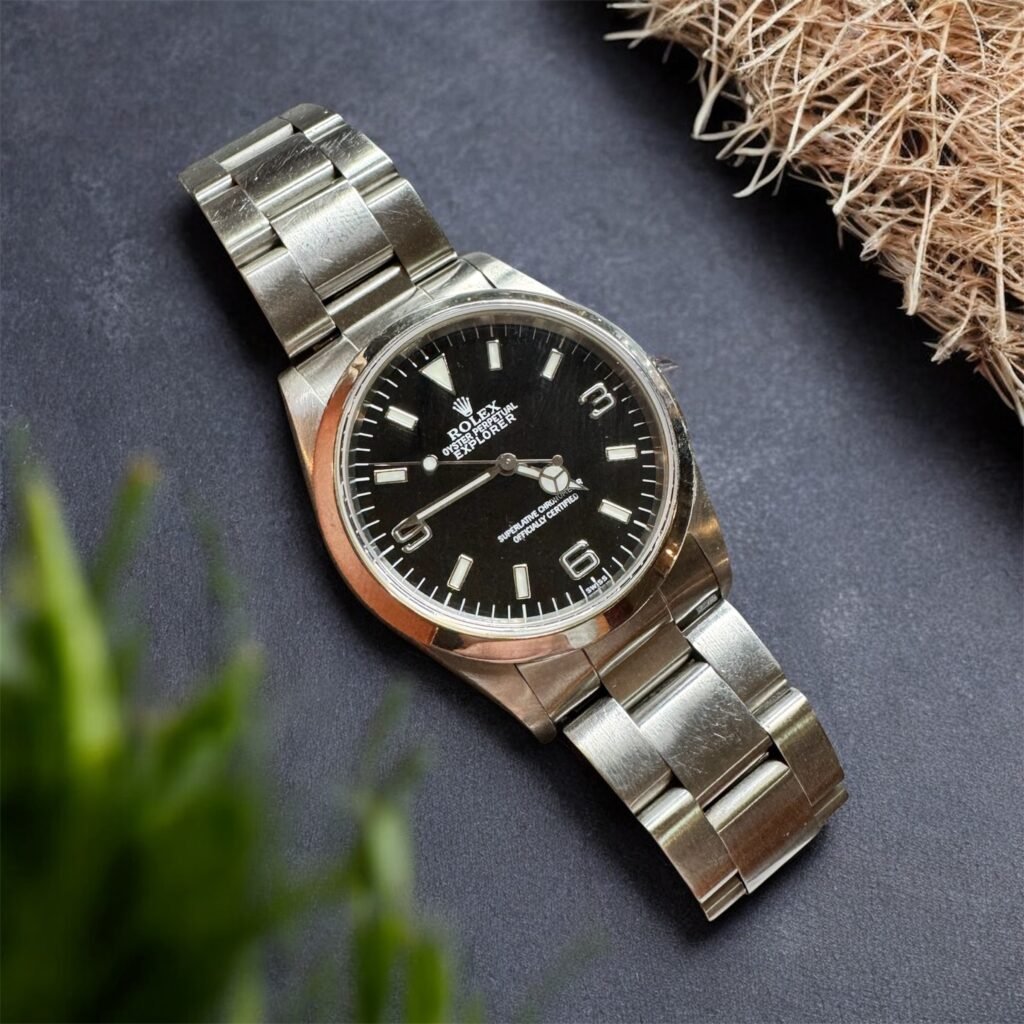 Rolex explorer I sur une ardoise noire