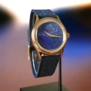 Montre inari aurora sur son présentoir